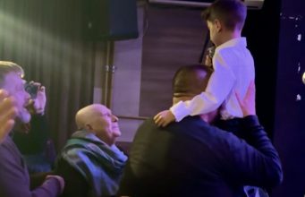 Maleni dječak rasplakao Sejdu, Dinu i cijelu salu posebno izvedbom pjesme koju Halid nikada nije otpjevao uživo (VIDEO)