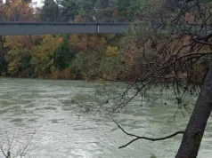 Herojski čin u susjedstvu naše zemlje: mladić je spasio ženu koja je skočila sa mosta u nabujalu rijeku Herojski čin u susjedstvu naše zemlje: mladić je spasio ženu koja je skočila sa mosta u nabujalu rijeku