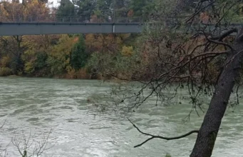 Herojski čin u susjedstvu naše zemlje: mladić je spasio ženu koja je skočila sa mosta u nabujalu rijeku Herojski čin u susjedstvu naše zemlje: mladić je spasio ženu koja je skočila sa mosta u nabujalu rijeku