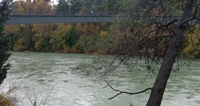 Herojski čin u susjedstvu naše zemlje: mladić je spasio ženu koja je skočila sa mosta u nabujalu rijeku